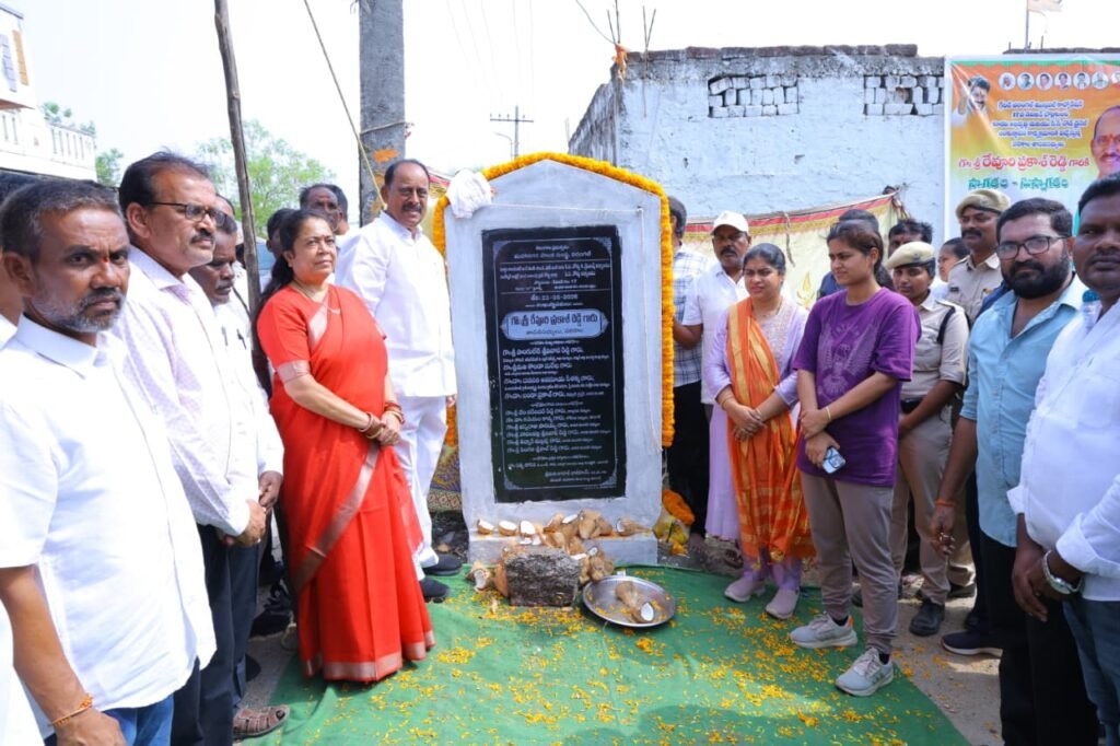 బొల్లికుంటలో పలు అభివృద్ది కార్యక్రమాలకు శ్రీకారం