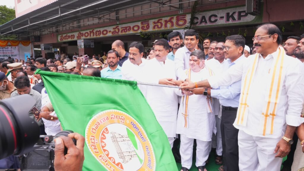 కూకట్ పల్లి డిపోలో ఎలక్ట్రిక్ బస్సులను ప్రారంభించిన మంత్రి పోన్నం ప్రభాకర్