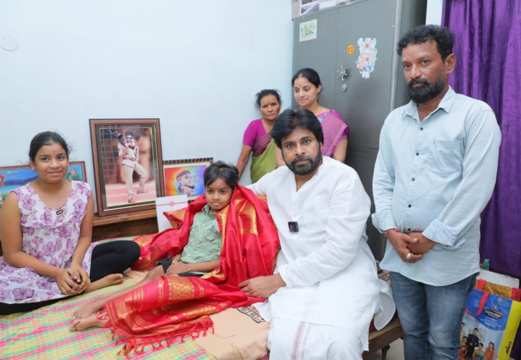 అరుదైన వ్యాధితో బాధపడుతున్న అభిమాని నిరంజన్ ను పరామర్శించిన పవన్ కళ్యాణ్