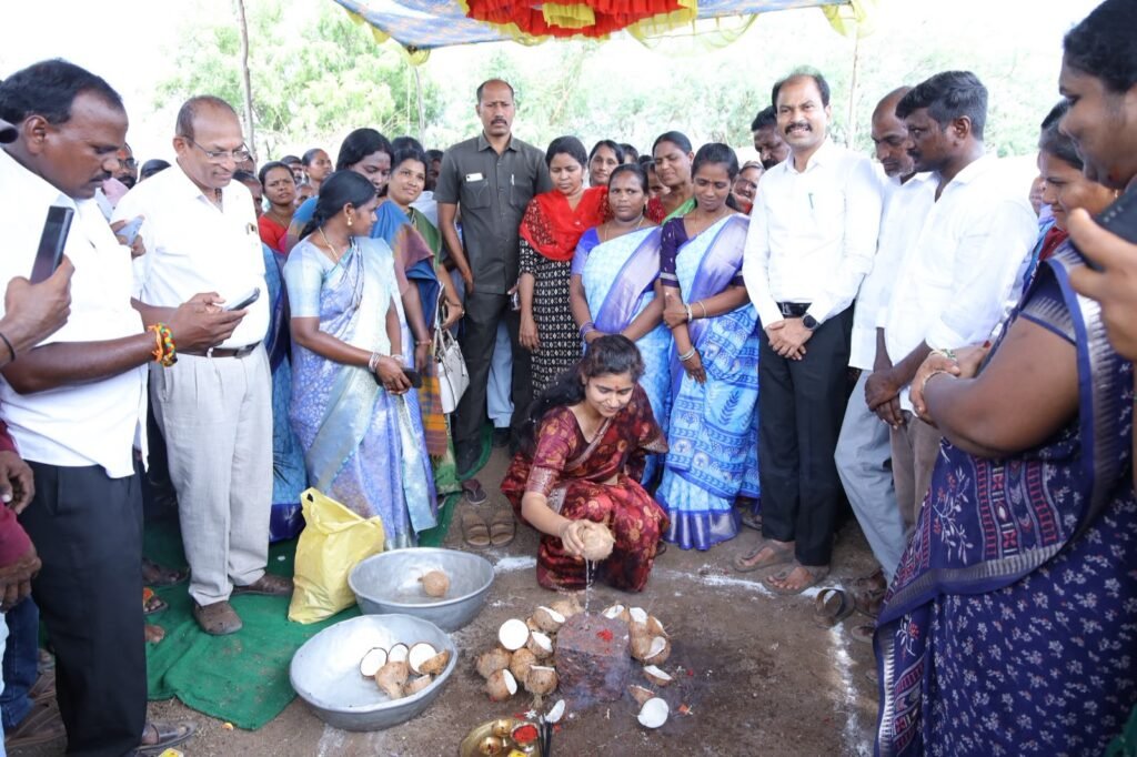 వీఓ భవన నిర్మాణ పనులకు శ్రీకారం చుట్టిన జిల్లా కలెక్టర్ చాహాత్ బాజ్‌పాయి