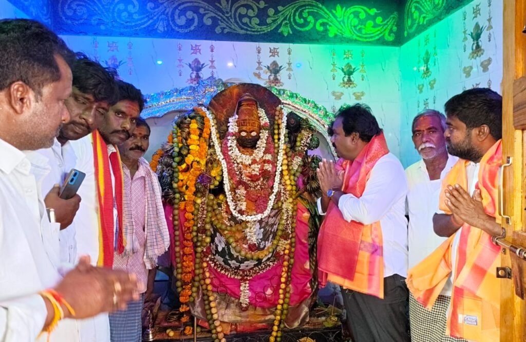 పెద్ద‌మ్మ త‌ల్లికి ప్ర‌త్యేక పూజ‌లు నిర్వ‌హించిన మాజీ ఎమ్మేల్యే అరూరి రమేష్
