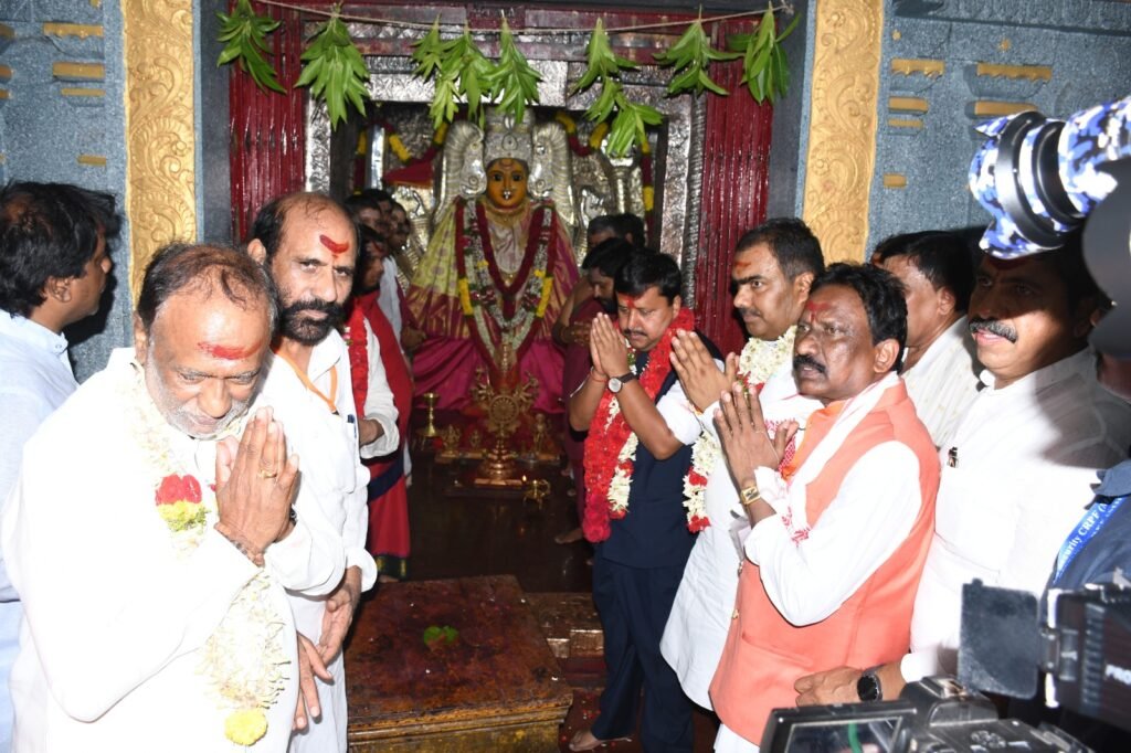 భ‌ద్రకాళీ అమ్మవారిని దర్శించుకున్న బీజేపీ జాతీయ అధ్యక్షులు నితిన్ నబీన్