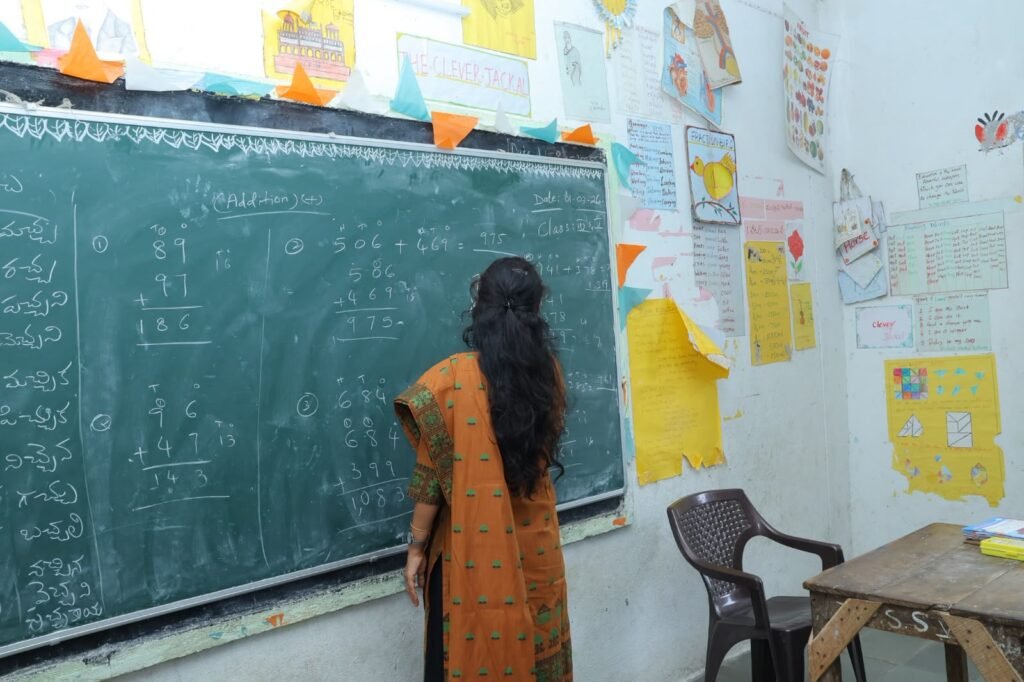ఉపాధ్యాయురాలిగా మారిన జిల్లా కలెక్టర్