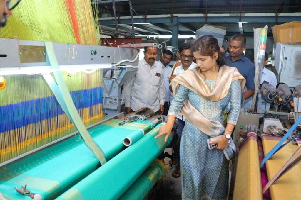 వినూత్న డిజైన్లతో నాణ్యమైన వస్త్రాల తయారీతో అధిక లాభాలు సాధించాలి: జిల్లా కలెక్టర్ చాహత్ బాజ్ పాయ్