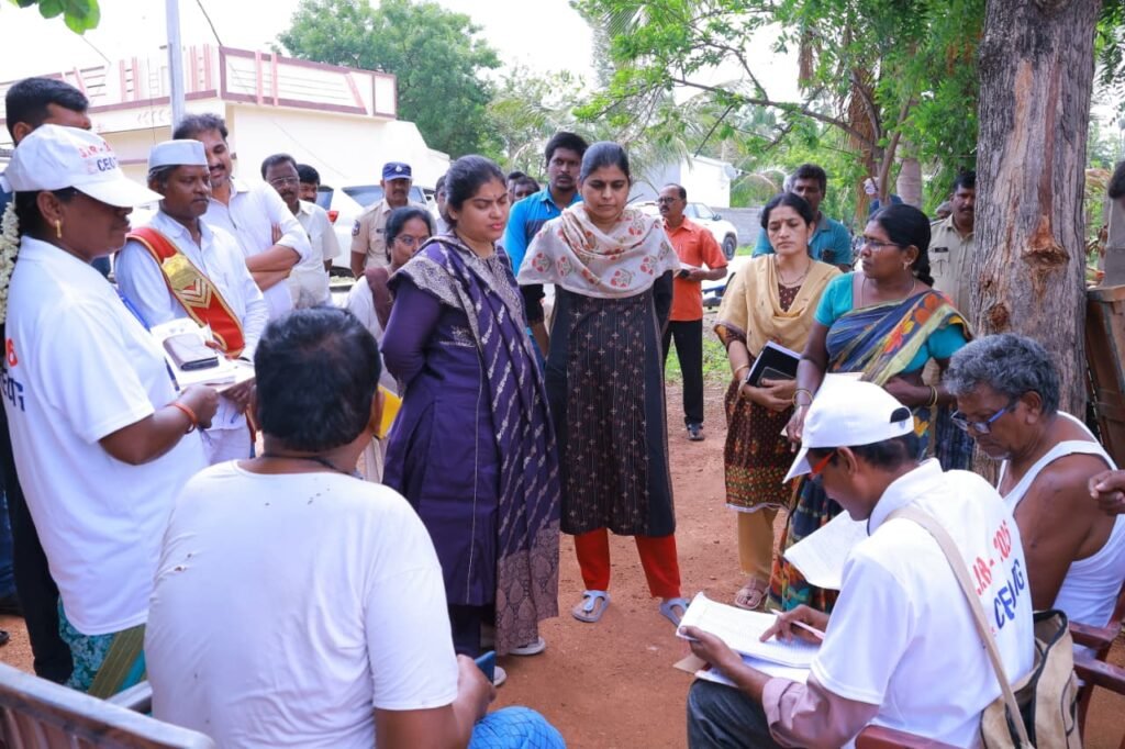 ఎస్‌ఐఆర్ ప్రక్రియను పరిశీలించిన జిల్లా కలెక్టర్ సత్య శారద