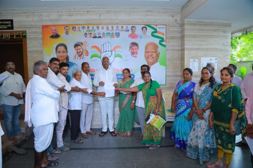 ఎస్డిఎఫ్ నిధుల మంజూరు పత్రాలను గ్రామ సర్పంచులకు అందజేసిన ఎమ్మెల్యే కడియం శ్రీహరి