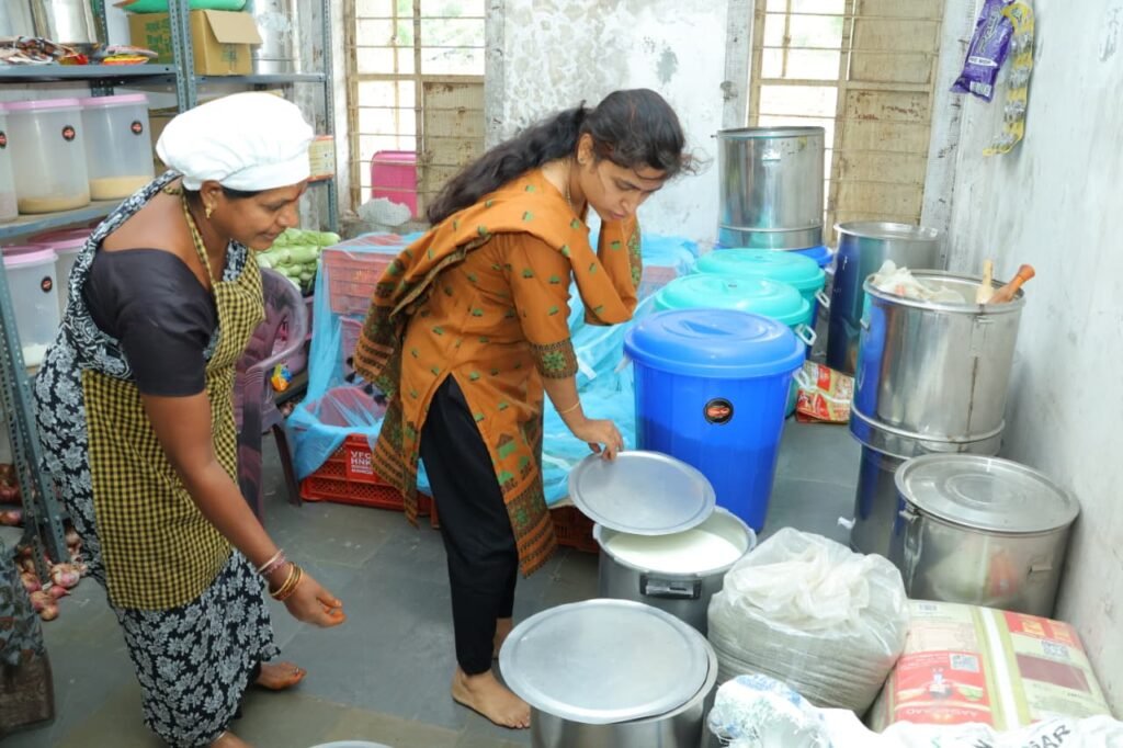 భీమదేవరపల్లి కస్తూర్బా గాంధీ బాలికల విద్యాలయాన్ని ఆకస్మికంగా క‌లెక్ట‌ర్ తనిఖీ