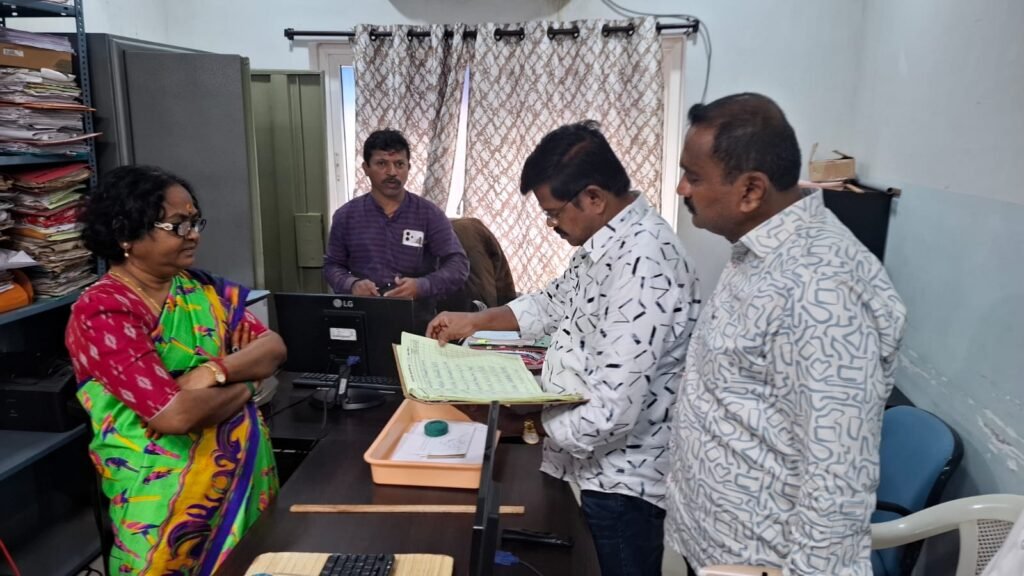 గ్రేటర్ వరంగల్ మున్సిపల్ కార్పొరేషన్ ప్రతి ఉద్యోగి తప్పనిసరిగా పాటించాలి: అదనపు కమిషనర్ జోనా