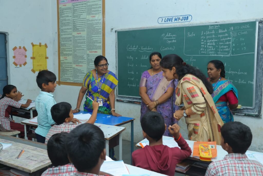 విద్యార్థులను చదవడం, రాయడంలో ఉత్తమంగా ఉండేలా తీర్చిదిద్దాలి