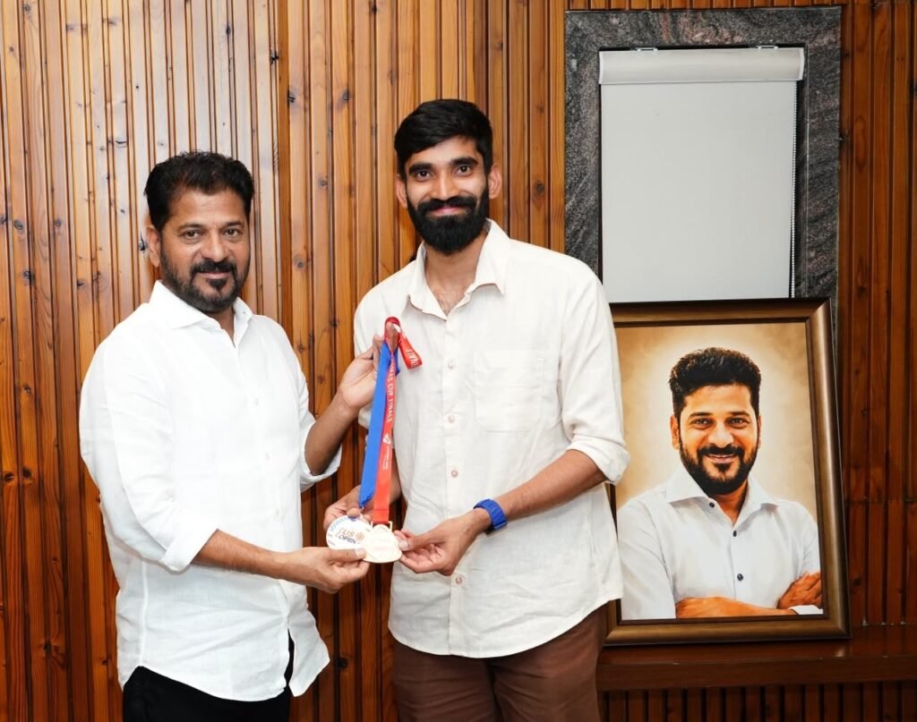 భారత స్టార్ షట్లర్ కిదాంబి శ్రీకాంత్‌ను అభినందించిన సీఎం రేవంత్ రెడ్డి