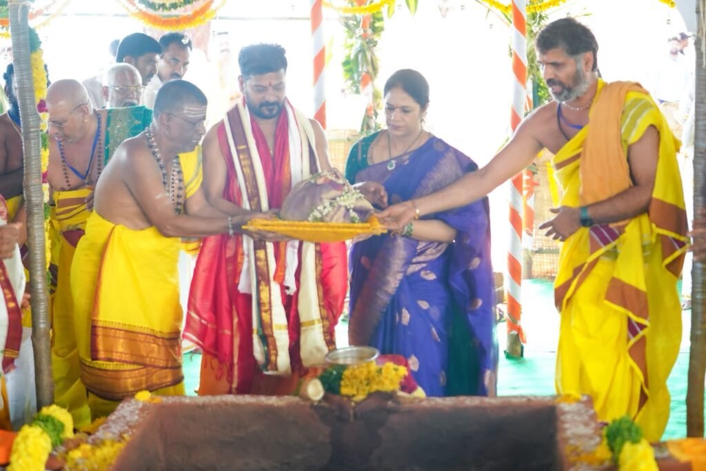 తెలంగాణ రాష్ట్రంలో వర్షాలు కురవాలని వ‌రుణ‌ యాగాం పాల్గొన్న సీఎం రేవంత్ రెడ్డి దంప‌తులు