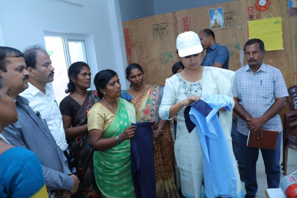ఆగస్టు 15లోగా ఒక యూనిఫామ్, 30లోగా మరో యూనిఫామ్ అందించాలి: