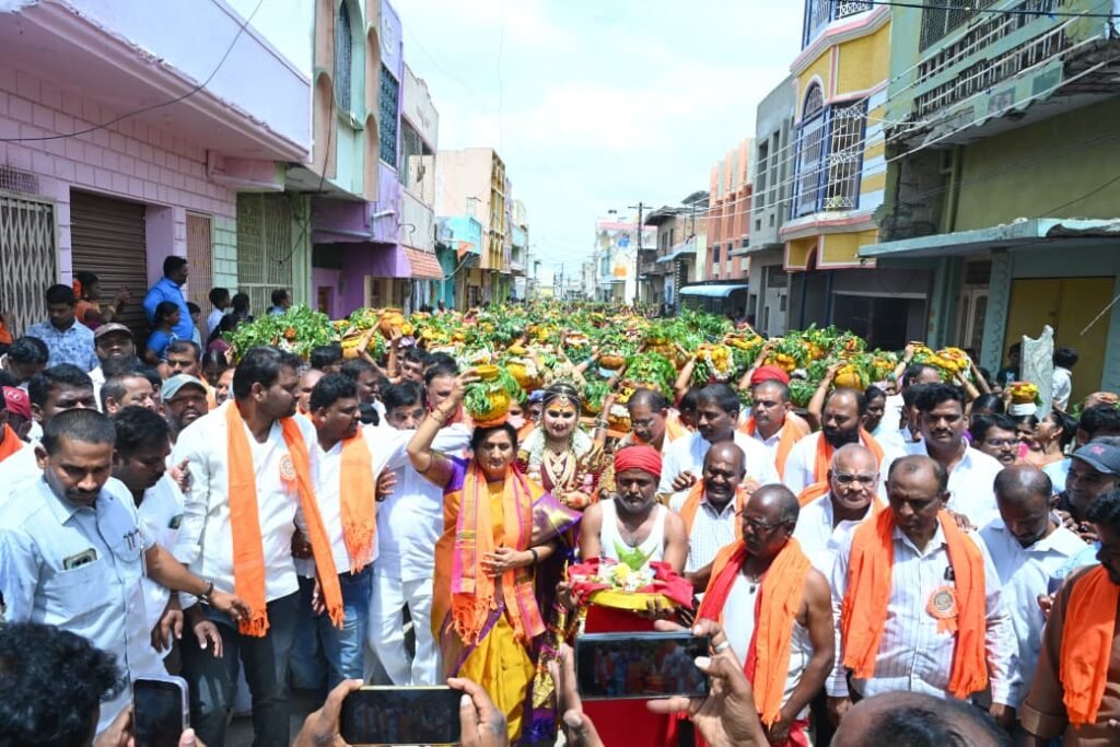 ఘనంగా చౌడేశ్వరి అమ్మవారి బోనాల పండుగ