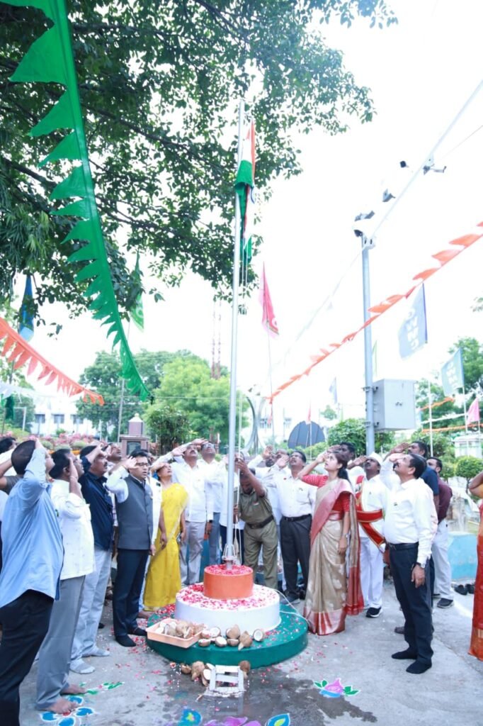 అధికారులు బాధ్యతాయుతంగా పనిచేయాలి: హనుమకొండ కలెక్టర్ చాహత్ బాజ్ పాయ్
