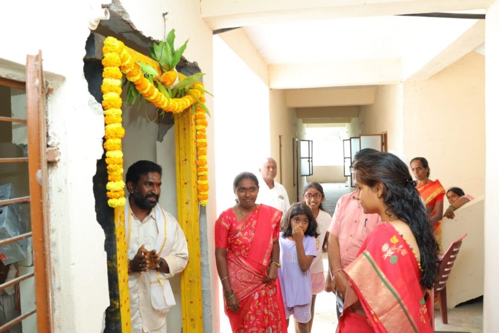 కేటాయించిన ఇళ్లలో వెంటనే నివసించాలి : కలెక్టర్ చాహత్ బాజ్ పాయ్