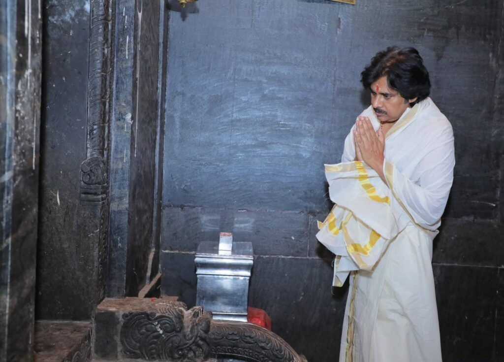 గురువాయూరప్పను దర్శించుకున్న పవన్ కళ్యాణ్