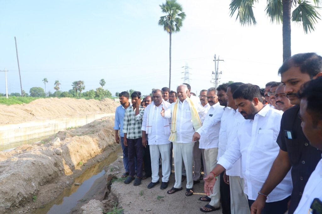 వరద నీటిని నవాబ్‌పేట రిజర్వాయర్‌కు తరలించే పనులను పరిశీలన ఎమ్మెల్యే