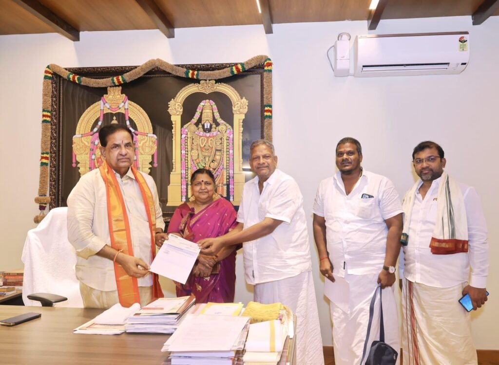 టిటిడి ఎస్వీ గోసంరక్షణ ట్రస్టుకు ప‌ది లక్షల విరాళం