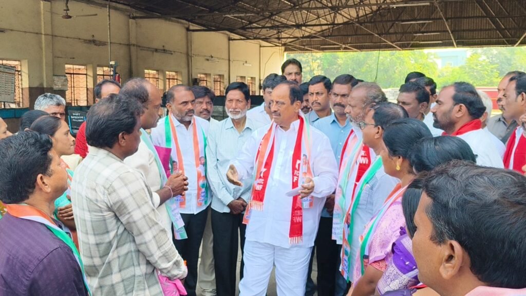ఆర్టీసీ ఎన్నికల ప్రచారంలో పరకాల ఎమ్మెల్యే రేవూరి ప్రకాశ్ రెడ్డి