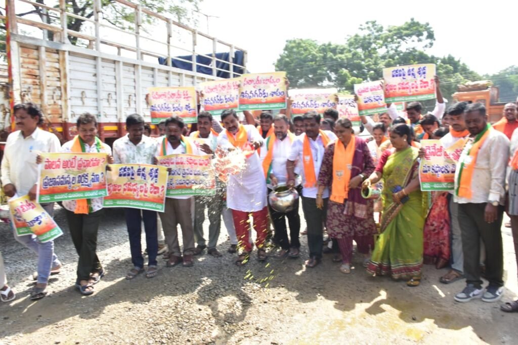 డ్రైనేజ్ పనులు పూర్తి చేయకుంటే మున్సిపాలిటీ కార్యాలయం, ఎమ్మెల్యే ఇల్లు ముట్టడి చేస్తాం
